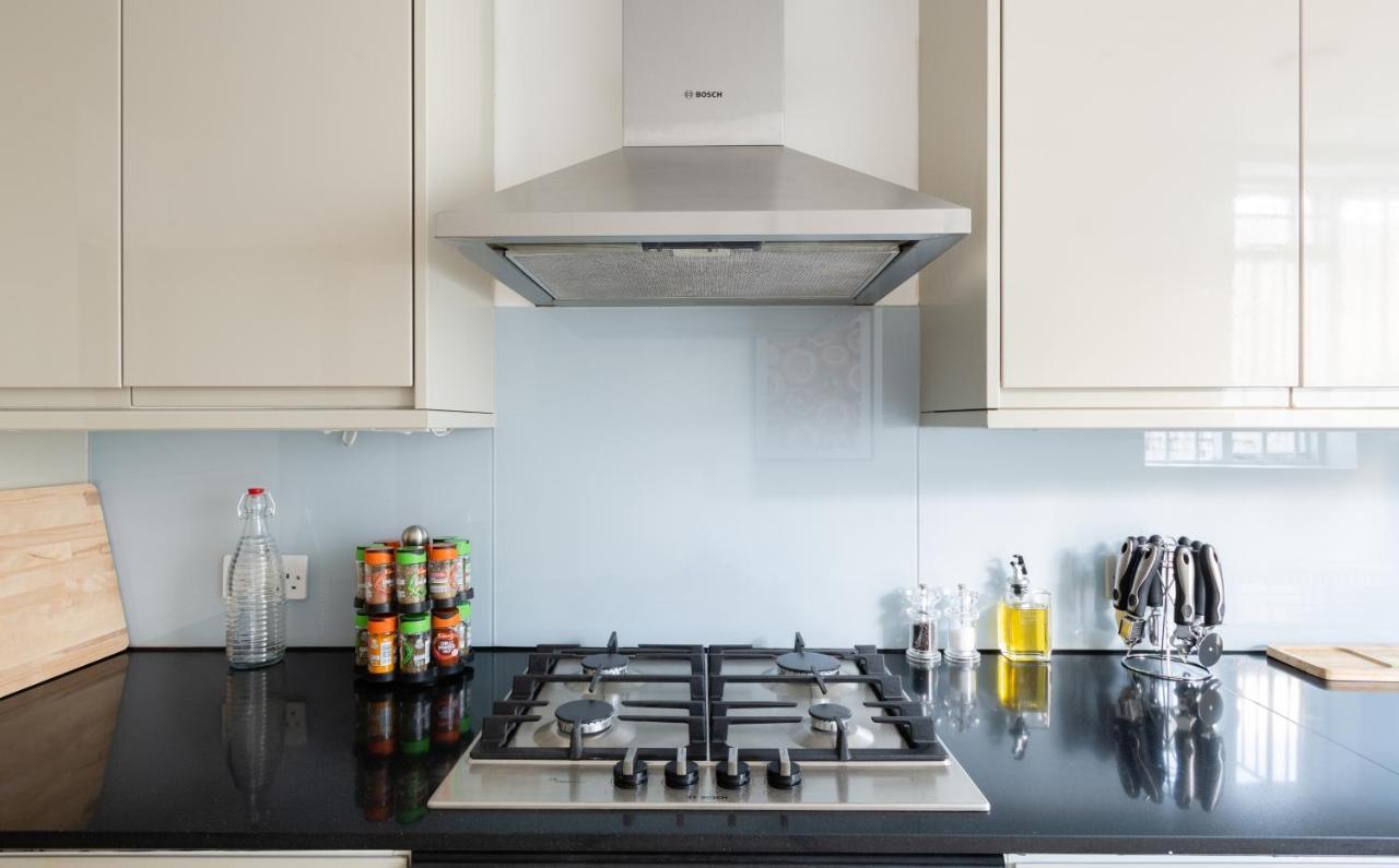 The Chelsea Arms - Bright 3Bdr With Garden & Private Parking Lägenhet London Exteriör bild