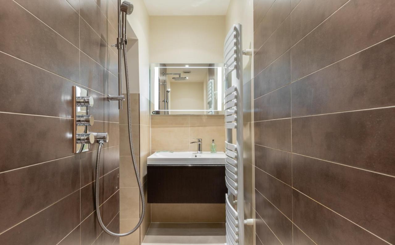 The Chelsea Arms - Bright 3Bdr With Garden & Private Parking Lägenhet London Exteriör bild
